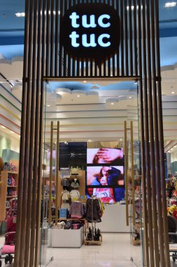 Dubai, BAE - 10 Aralık 2020 'de Dubai, BAE' deki Tuc Tuc mağazasında. 12 milyon metrekarenin üzerinde, toplam alana dayalı dünyanın en büyük alışveriş merkezi..