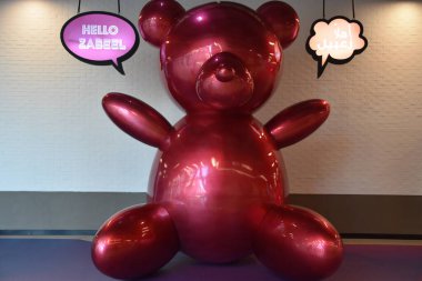 DUBAI, BAE - 13 Şubat 2020 'de Dubai' deki Dubai AVM 'de görülen Zabeel Art.