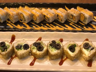 Renkli lezzetli suşi ruloları