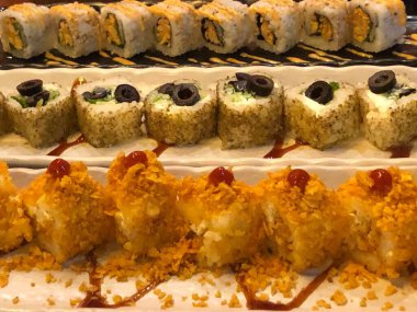 Renkli lezzetli suşi ruloları