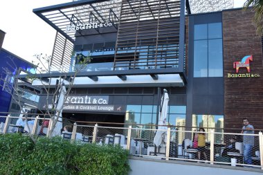 DUBAI, BAE - 15 Şubat 2020 'de Dubai, BAE' de Dubai Marina yakınlarındaki Jumeirah Beach Residence kıyı şeridi açıklarında görülen bir yapay ada olan Bluewaters Adası 'nda Basanti & Co..