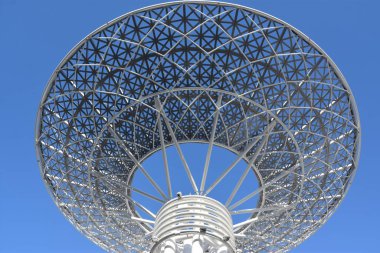 DUBAI, BAE - 15 Şubat 2020 'de Dubai, BAE' de Dubai Marina yakınlarındaki Jumeirah Beach Residence kıyı şeridinde görülen bir yapay ada..