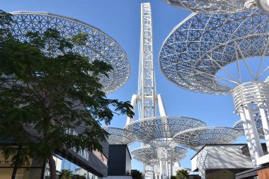 DUBAI, BAE - 15 Şubat 2020 'de Dubai, BAE' de Dubai Marina yakınlarındaki Jumeirah Beach Residence kıyı şeridinde görülen bir yapay ada..