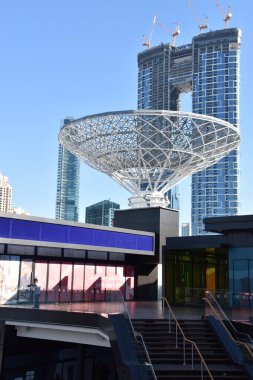 DUBAI, BAE - 15 Şubat 2020 'de Dubai, BAE' de Dubai Marina yakınlarındaki Jumeirah Beach Residence kıyı şeridinde görülen bir yapay ada..