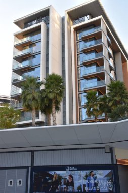 DUBAI, BAE - 15 Şubat 2020 'de Dubai, BAE' de Dubai Marina yakınlarındaki Jumeirah Beach Residence kıyı şeridinde görülen bir yapay ada..