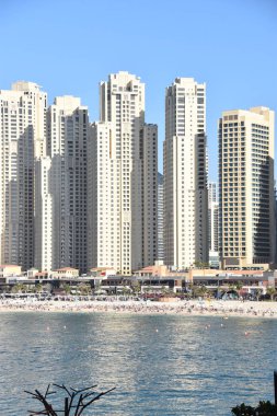 DUBAI, BAE - 15 Şubat 2020 'de görülen Dubai, BAE' deki Bluewater Adası 'ndan Jumeirah Beach Residences.