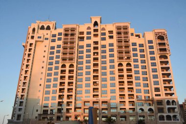 DUBAI, BAE - 15 Şubat 2023 'te görüldüğü üzere Dubai, BAE' deki Palm Jumeirah çevresindeki binalar.