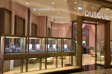 DUBAI, BAE - 15 Şubat 2020 'de Dubai, BAE' deki Nakheel Mall 'daki Dusoul mağazasında görüldü. Küresel perakendecilerin geniş çeşitliliğine sahip bir alışveriş merkezi kompleksi, ayrıca çağdaş bir alanda sinema yiyor..