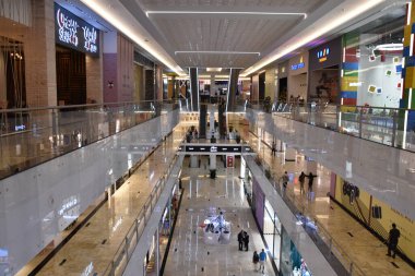 DUBAI, BAE - 15 Şubat 2020 'de Dubai, BAE' deki Palm Jumeirah 'da Nakheel Mall. Küresel perakendecilerin geniş çeşitliliğine sahip bir alışveriş merkezi kompleksi, ayrıca çağdaş bir alanda sinema yiyor..