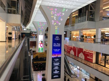 DUBAI, BAE - 15 Şubat 2020 'de Dubai, BAE' deki Palm Jumeirah 'da Nakheel Mall. Küresel perakendecilerin geniş çeşitliliğine sahip bir alışveriş merkezi kompleksi, ayrıca çağdaş bir alanda sinema yiyor..