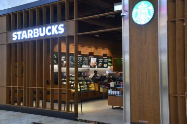 DUBAI, BAE - 15 Şubat 2020 'de Dubai, BAE' deki Palm Jumeirah 'daki Nakheel Mall' da Starbucks görüldü. Küresel perakendecilerin geniş çeşitliliğine sahip bir alışveriş merkezi kompleksi, ayrıca çağdaş bir alanda sinema yiyor..