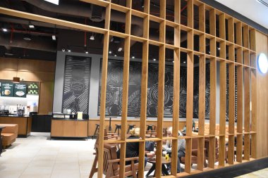DUBAI, BAE - 15 Şubat 2020 'de Dubai, BAE' deki Palm Jumeirah 'daki Nakheel Mall' da Starbucks görüldü. Küresel perakendecilerin geniş çeşitliliğine sahip bir alışveriş merkezi kompleksi, ayrıca çağdaş bir alanda sinema yiyor..