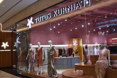 DUBAI, BAE - 15 Şubat 2020 'de Dubai, BAE' deki Nakheel Mall 'da görülen Tutus Kurniati. Küresel perakendecilerin geniş çeşitliliğine sahip bir alışveriş merkezi kompleksi, ayrıca çağdaş bir alanda sinema yiyor..
