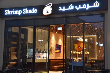 DUBAI, BAE - 15 Şubat 2023 'te Dubai, BAE' deki Palm Jumeirah 'daki The Pointe' de görülen karides gölgesi..