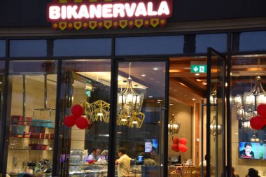 DUBAI, BAE - 15 Şubat 2023 'te Dubai, BAE' deki Palm Jumeirah 'daki The Pointe' de Bikanervala.