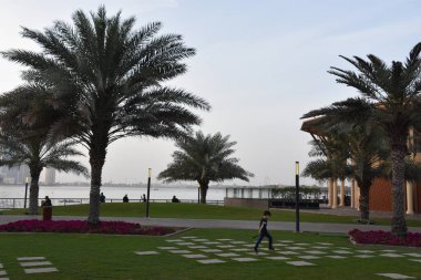 ŞARJAH, BAE - 16 Şubat 2020 'de Sharjah, BAE' de görülen Al Majaz Rıhtımı. 231.000 metrekarelik bir alanı kaplıyor. Khaled Gölüne bakan büyüleyici bir manzarası var.. 