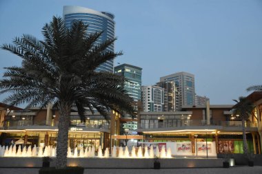 ŞARJAH, BAE - 16 Şubat 2020 'de Şeriat' taki Al Majaz Rıhtımı 'ndan gökdelenlerin görüntüsü. 231.000 metrekarelik bir alanı kaplıyor. Khaled Gölüne bakan büyüleyici bir manzarası var.. 