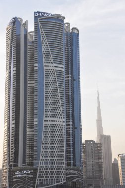 DUBAI, BAE - 15 Şubat 2023 'te Dubai, BAE' deki Dubai Tasarım Bölgesi 'nde DAMAC Gökdelenleri.