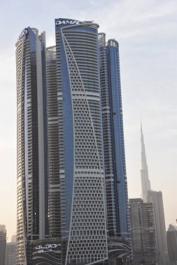 DUBAI, BAE - 15 Şubat 2023 'te Dubai, BAE' deki Dubai Tasarım Bölgesi 'nde DAMAC Gökdelenleri.