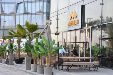 DUBAI, BAE - 15 Şubat 2023 'te Dubai, BAE' deki Dubai Tasarım Bölgesindeki Mohalla Hint Lokantası.