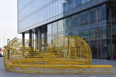 DUBAI, BAE - 15 Şubat 2023 Dubai, BAE 'deki Dubai Tasarım Bölgesi' nde heykel.