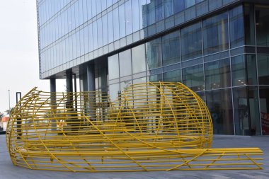 DUBAI, BAE - 15 Şubat 2023 Dubai, BAE 'deki Dubai Tasarım Bölgesi' nde heykel.