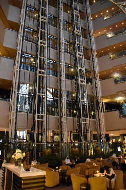 DUBAI, BAE - 17 Şubat 2020 'de görüldüğü üzere Dubai, BAE' deki Emirates Kuleleri 'ndeki otel.