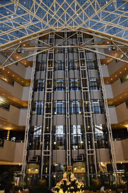 DUBAI, BAE - 17 Şubat 2020 'de görüldüğü üzere Dubai, BAE' deki Emirates Kuleleri 'ndeki otel.