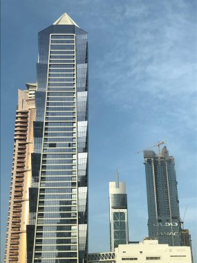 DUBAI, BAE - 17 Şubat 2020 'de Dubai, BAE' deki Şeyh Zayed Yolu gökdelenlerinin görüntüsü. Şeyh Zayed Yolu (E11 karayolu), Emirlik Kuleleri de dahil olmak üzere Dubai 'nin birçok gökdelenine ev sahipliği yapar..