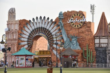 DUBAI, BAE - 18 Şubat 2020 'de Dubai, BAE' deki Global Village 'da görülen Americas Pavilion. Global Village 'ın dünyanın en büyük turizm, eğlence ve eğlence projesi olduğu iddia ediliyor..