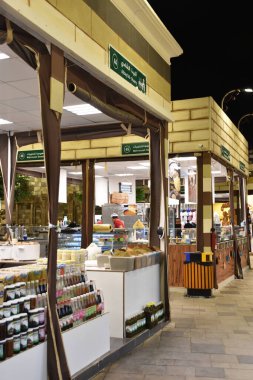 DUBAI, BAE - 18 Şubat 2020 'de Dubai, BAE' deki Global Village 'da görülen Bosna ve Balkanlar Pavyonu. Global Village 'ın dünyanın en büyük turizm, eğlence ve eğlence projesi olduğu iddia ediliyor..