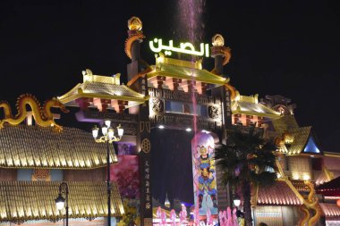DUBAI, BAE - 18 Şubat 2020 'de Dubai, BAE' deki Global Village 'da görülen Çin Pavyonu. Global Village 'ın dünyanın en büyük turizm, eğlence ve eğlence projesi olduğu iddia ediliyor..