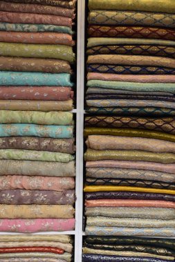 Güzel ve renkli nakışlı kumaş yığınları