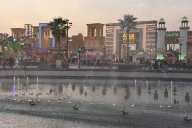 DUBAI, BAE - 18 Şubat 2020 'de Dubai, BAE' deki Global Village 'da Dancing Fountain Show' da görüldü. Global Village 'ın dünyanın en büyük turizm, eğlence ve eğlence projesi olduğu iddia ediliyor..