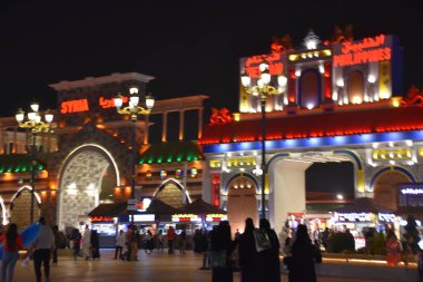 DUBAI, BAE - 18 Şubat 2020 'de görüldüğü gibi Dubai, BAE' deki Global Village. Global Village 'ın dünyanın en büyük turizm, eğlence ve eğlence projesi olduğu iddia ediliyor..