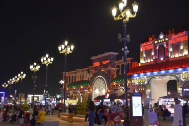 DUBAI, BAE - 18 Şubat 2020 'de görüldüğü gibi Dubai, BAE' deki Global Village. Global Village 'ın dünyanın en büyük turizm, eğlence ve eğlence projesi olduğu iddia ediliyor..