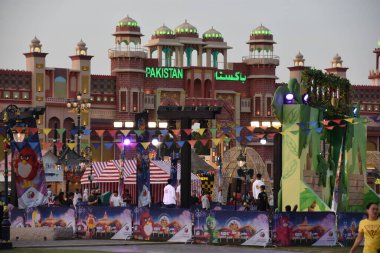 DUBAI, BAE - 18 Şubat 2020 'de görüldüğü gibi Dubai, BAE' deki Global Village. Global Village 'ın dünyanın en büyük turizm, eğlence ve eğlence projesi olduğu iddia ediliyor..