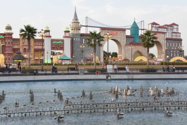 DUBAI, BAE - 18 Şubat 2020 'de görüldüğü gibi Dubai, BAE' deki Global Village. Global Village 'ın dünyanın en büyük turizm, eğlence ve eğlence projesi olduğu iddia ediliyor..