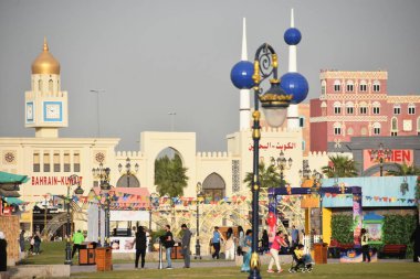 DUBAI, BAE - 18 Şubat 2020 'de görüldüğü gibi Dubai, BAE' deki Global Village. Global Village 'ın dünyanın en büyük turizm, eğlence ve eğlence projesi olduğu iddia ediliyor..