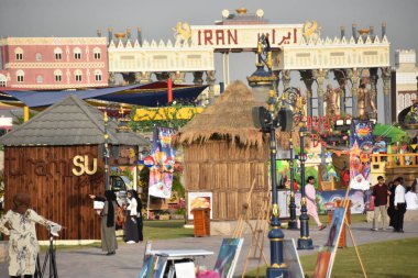 DUBAI, BAE - 18 Şubat 2020 'de görüldüğü gibi Dubai, BAE' deki Global Village. Global Village 'ın dünyanın en büyük turizm, eğlence ve eğlence projesi olduğu iddia ediliyor..