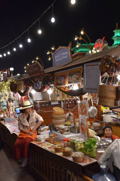 ДУБАЙ, ОАЭ - 18 ФЕБ: Плавучий рынок в Global Village в Дубае, ОАЭ, как видно 18 февраля 2020 года. The Global Village is claimed to be the world 's largest tourism, leisure and entertainment project
.