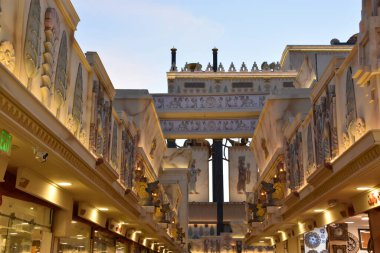 DUBAI, BAE - 18 Şubat 2020 'de Dubai, BAE' deki Global Village 'da İran pavyonu. Global Village 'ın dünyanın en büyük turizm, eğlence ve eğlence projesi olduğu iddia ediliyor..