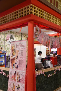 DUBAI, BAE - 18 Şubat 2020 'de Dubai, BAE' deki Global Village 'da Japonya pavyonu görüldü. Global Village 'ın dünyanın en büyük turizm, eğlence ve eğlence projesi olduğu iddia ediliyor..