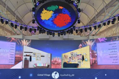 DUBAI, BAE - 18 Şubat 2020 'de görüldüğü üzere Dubai, BAE' deki Global Village 'ın ana sahnesi. Global Village 'ın dünyanın en büyük turizm, eğlence ve eğlence projesi olduğu iddia ediliyor..