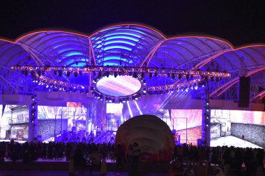 DUBAI, BAE - 18 Şubat 2020 'de görüldüğü üzere Dubai, BAE' deki Global Village 'ın ana sahnesi. Global Village 'ın dünyanın en büyük turizm, eğlence ve eğlence projesi olduğu iddia ediliyor..