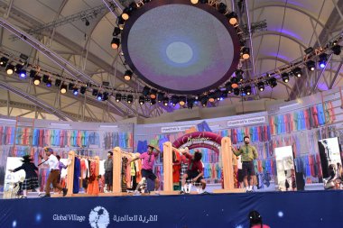 DUBAI, BAE - 18 Şubat 2020 'de Dubai, BAE' deki Global Village 'ın ana sahnesinde görülen Bollywood Icon gösterisi. Global Village 'ın dünyanın en büyük turizm, eğlence ve eğlence projesi olduğu iddia ediliyor..