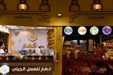 DUBAI, BAE - 18 Şubat 2020 'de Dubai, BAE' deki Global Village 'da Suudi Arabistan pavyonu görüldü. Global Village 'ın dünyanın en büyük turizm, eğlence ve eğlence projesi olduğu iddia ediliyor..