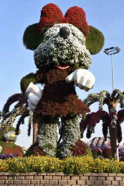 DUBAI, BAE - 20 Şubat 2020 'de BAE' deki Dubai Miracle Garden 'da görülen Disney heykelleri. Bahçede 45 milyondan fazla çiçek var..