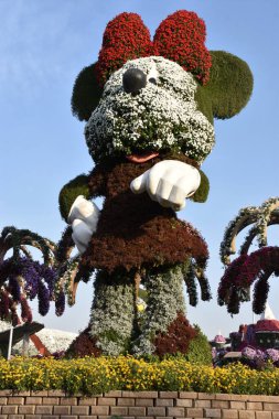 DUBAI, BAE - 20 Şubat 2020 'de BAE' deki Dubai Miracle Garden 'da görülen Disney heykelleri. Bahçede 45 milyondan fazla çiçek var..