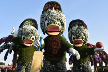 DUBAI, BAE - 20 Şubat 2020 'de BAE' deki Dubai Miracle Garden 'da görülen Disney heykelleri. Bahçede 45 milyondan fazla çiçek var..
